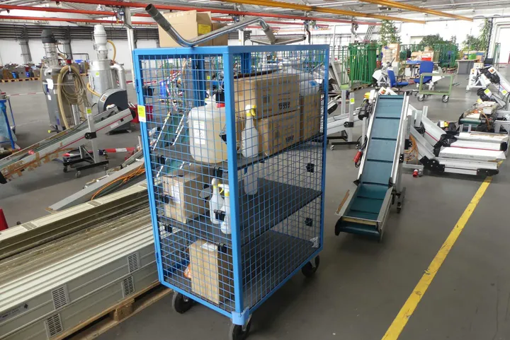 Transportwagen mit Desinfektionsequipment